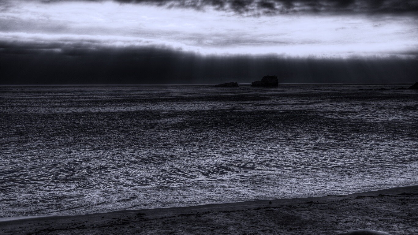 Пляж на фоне светящегосы неба обои