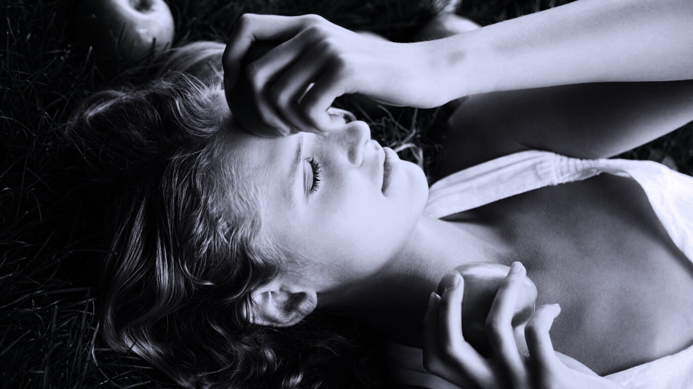 Девушка с яблоками обои