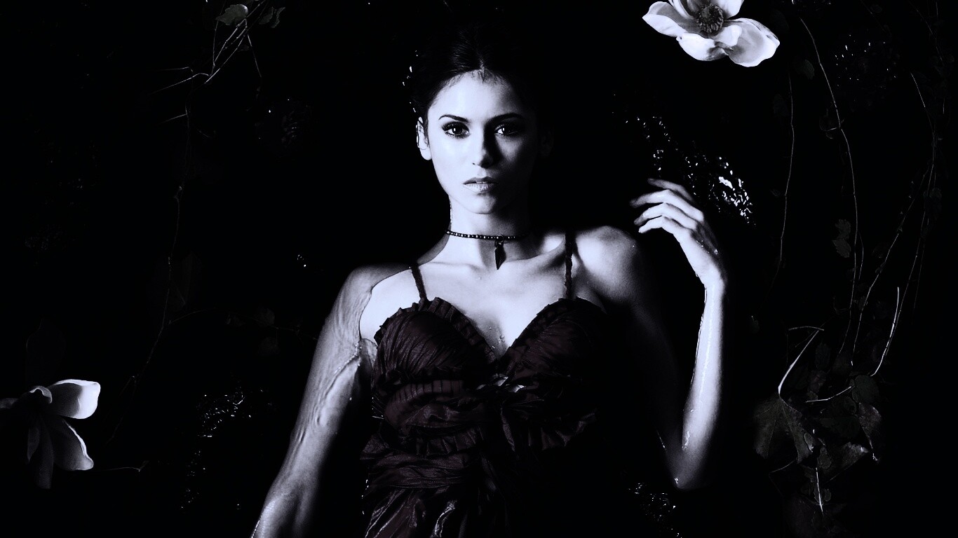 Женщина в красном платье обои