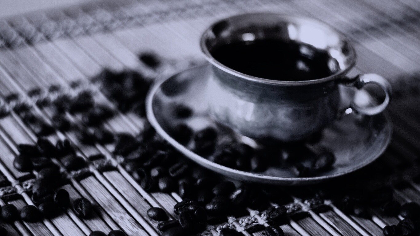 Чашка кофе и немного зерен обои