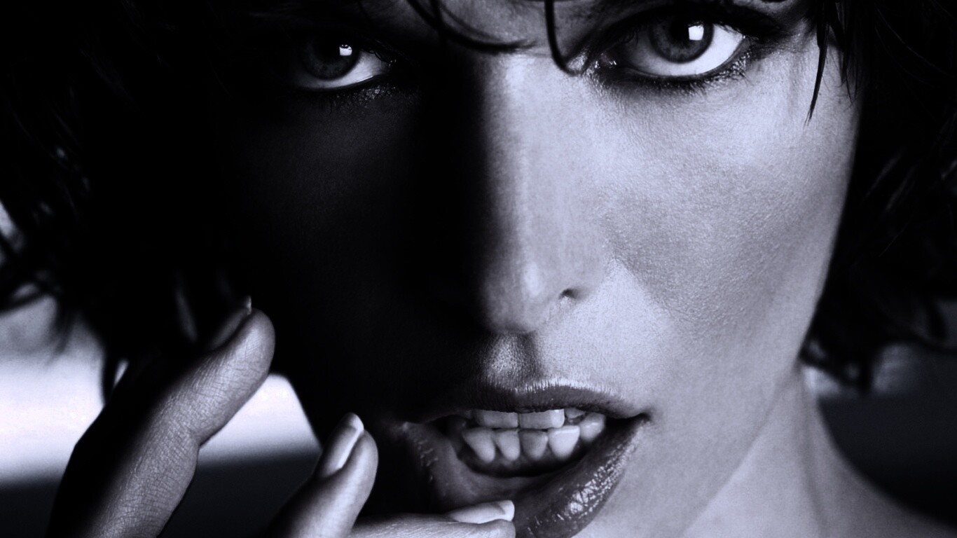 Мила Йововчи крупным планом обои