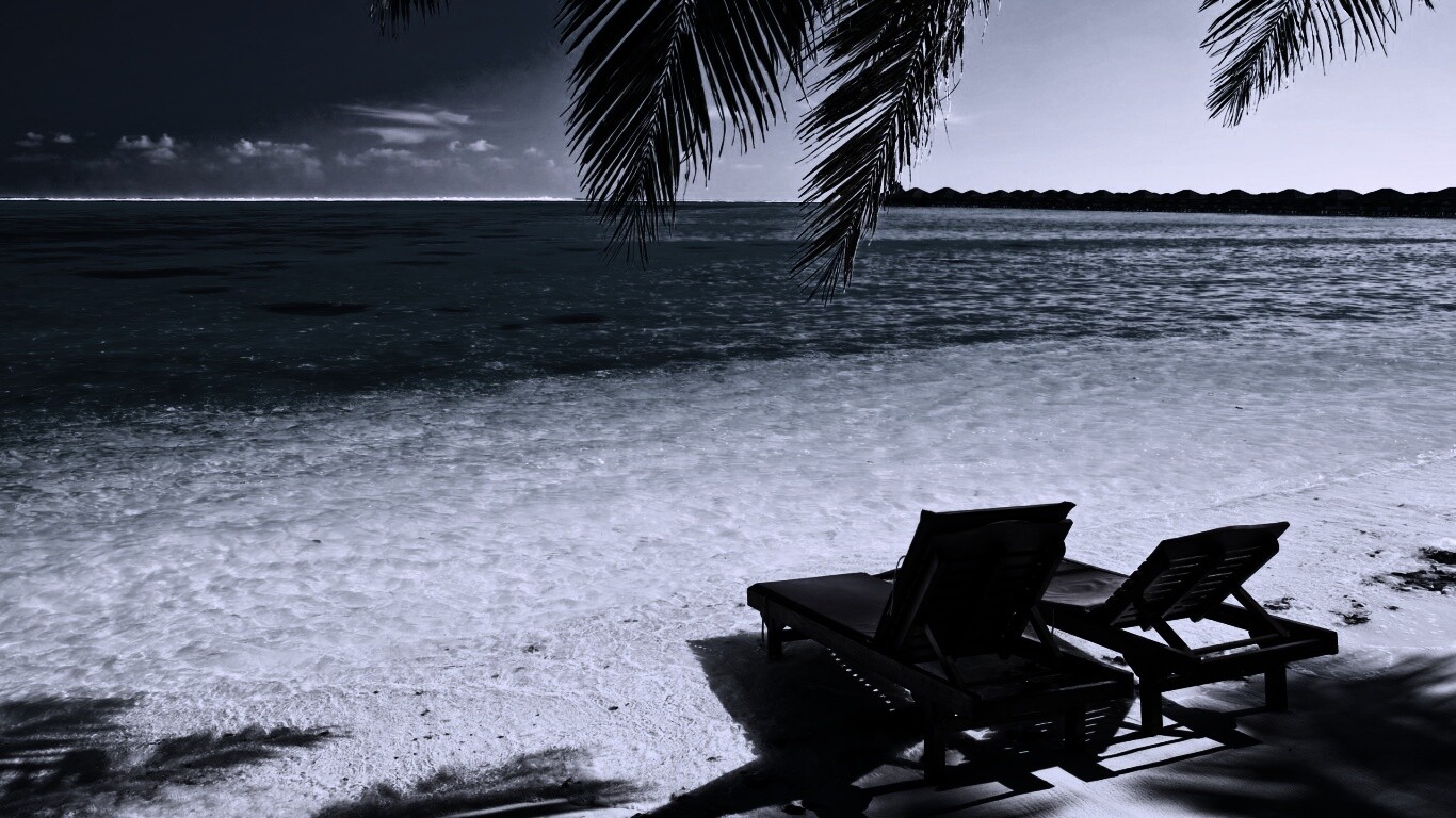 Шезлонги у самой воды обои