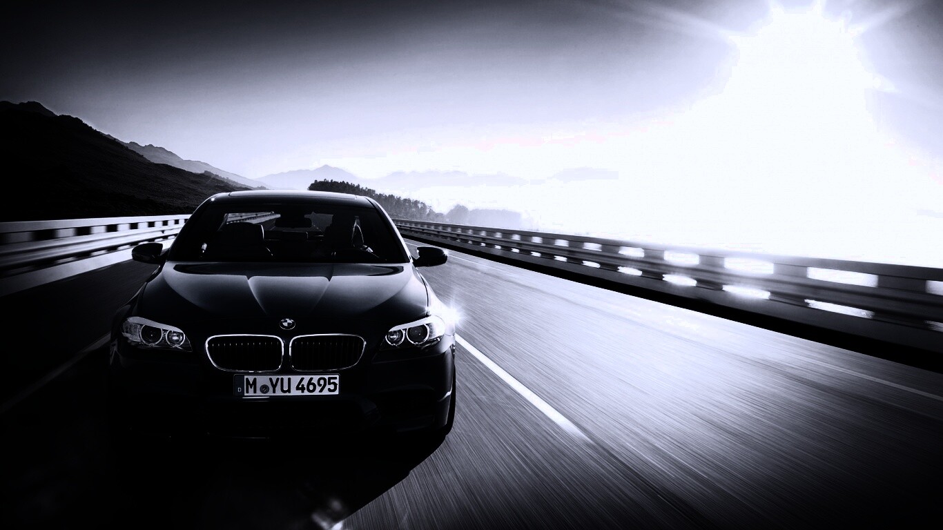 Синий БМВ на дороге обои