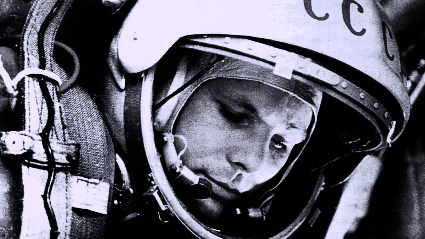 Юрий Гагарин в скафандре обои