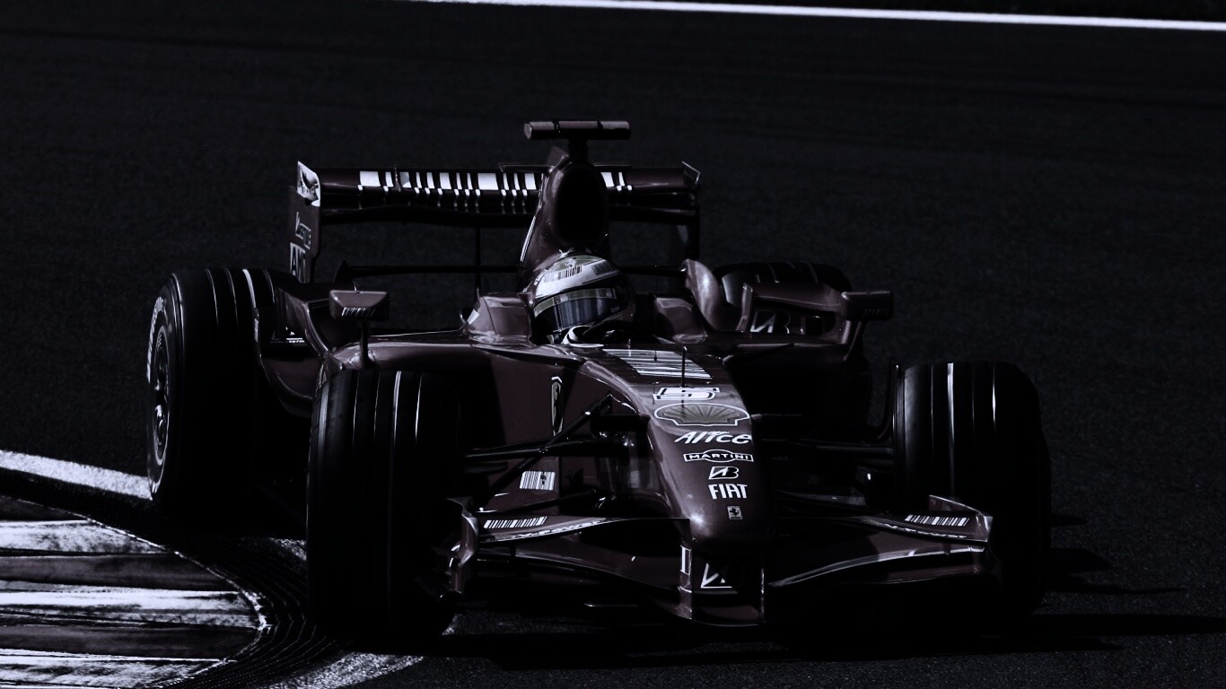 Болид Формула 1 на повороте обои