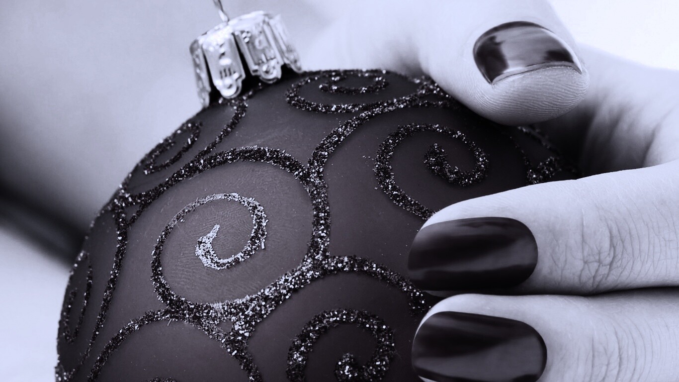 Елочная игрушка в руке обои