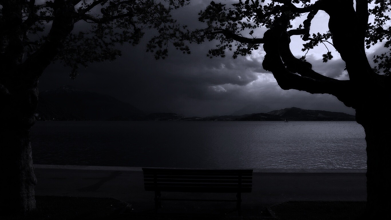 Скамейка на берегу обои