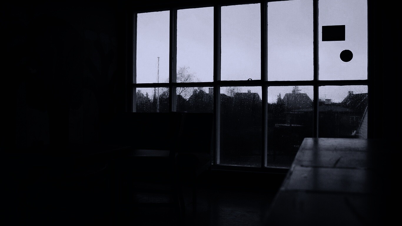 Тёмная комната и дождь за окном обои