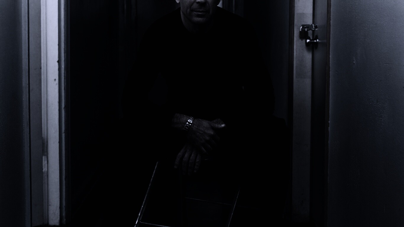 Брюс Уиллис на раскладном стуле обои