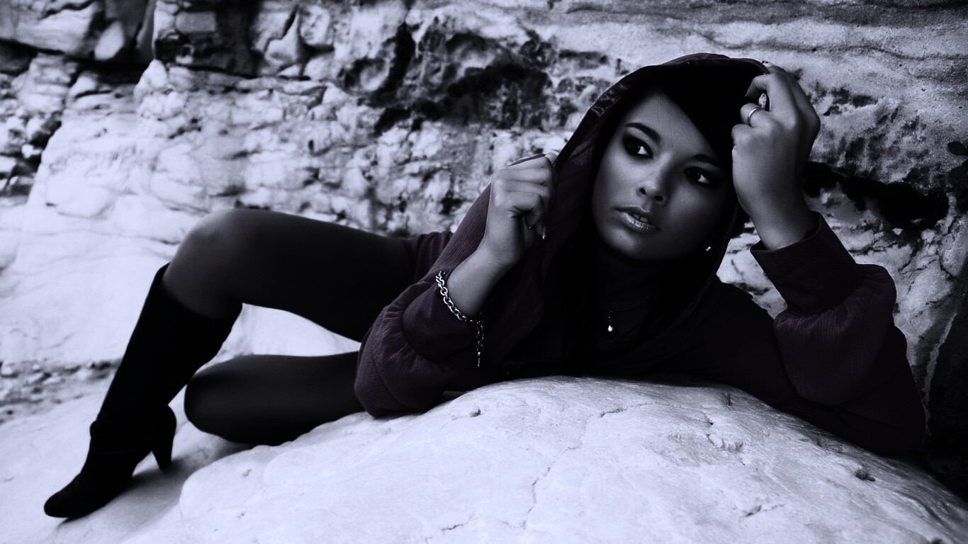 Девушка в розовой накидке обои