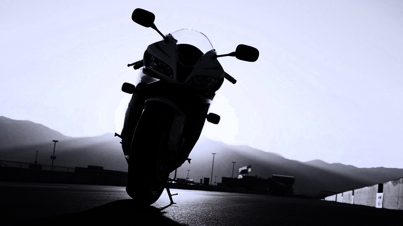 Мотоцикл на фоне заходящего солнца обои