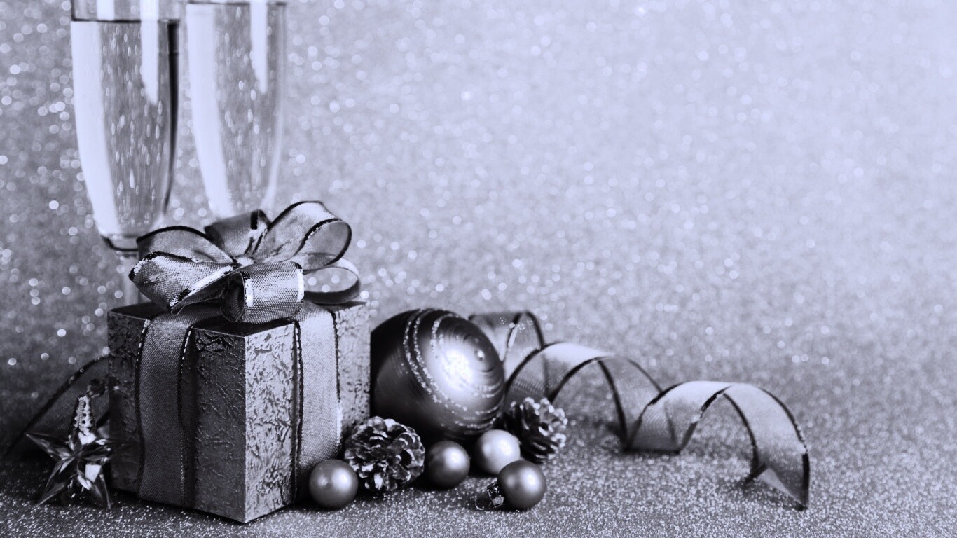 Подарок и бокалы шампанского обои