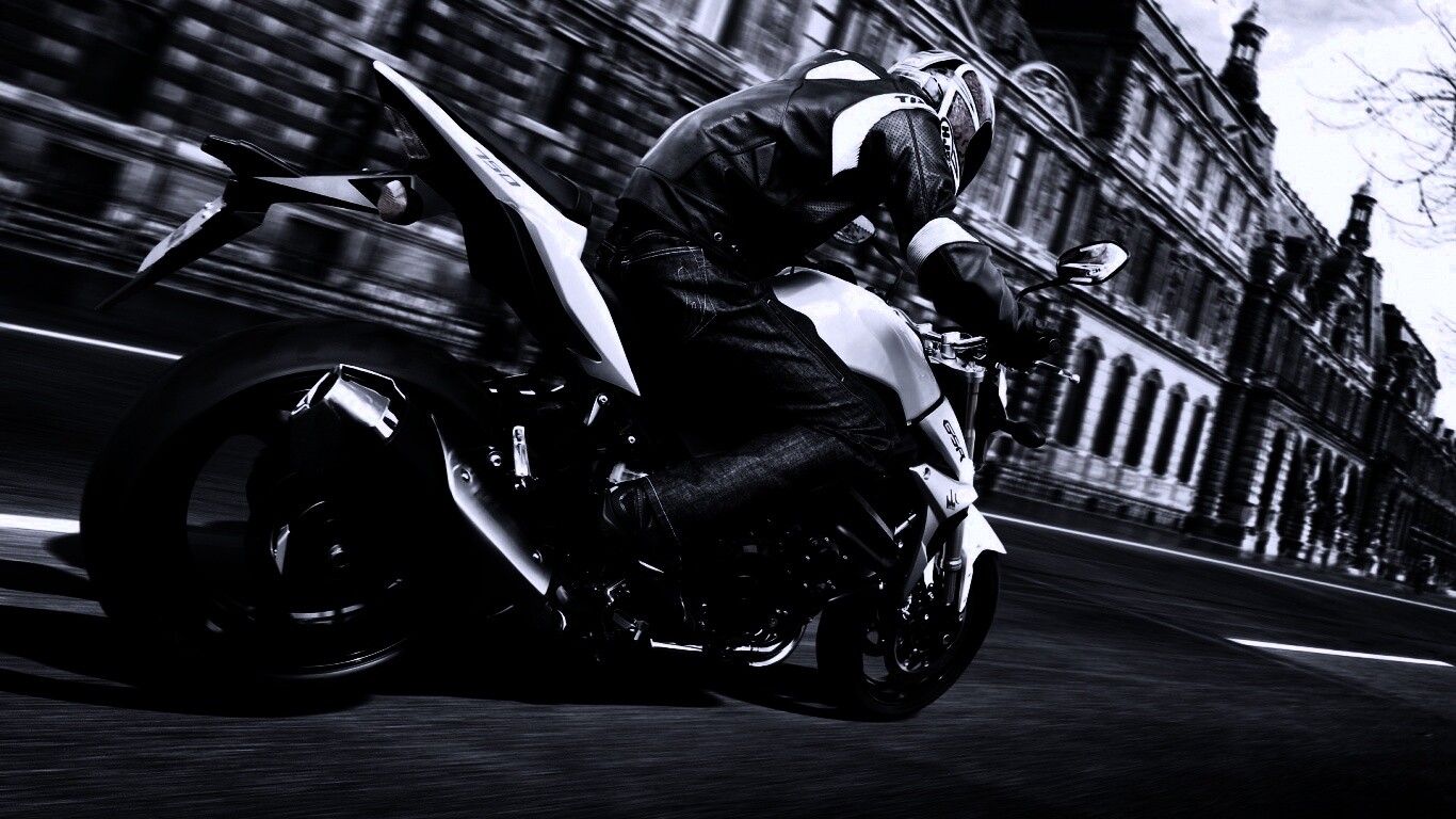 Мотоциклист мчится по городу обои