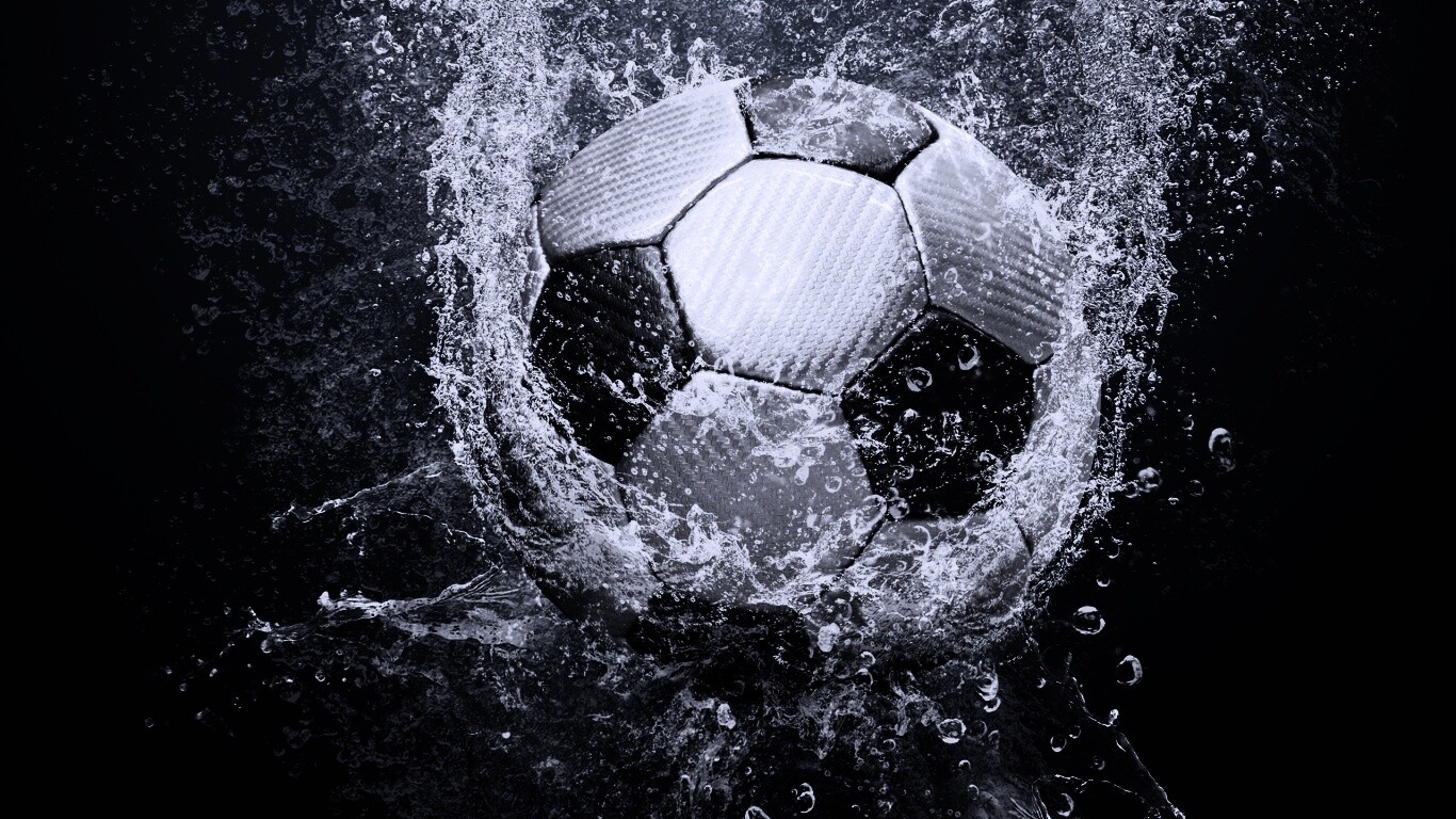 Футбольный мяч в воде обои