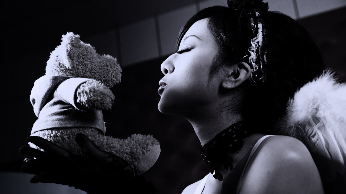 Азиатка любит медвежонка обои