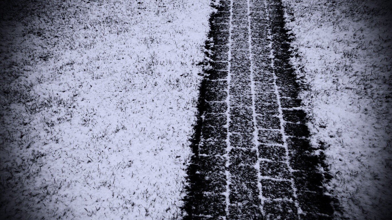 След покрышек в снегу обои