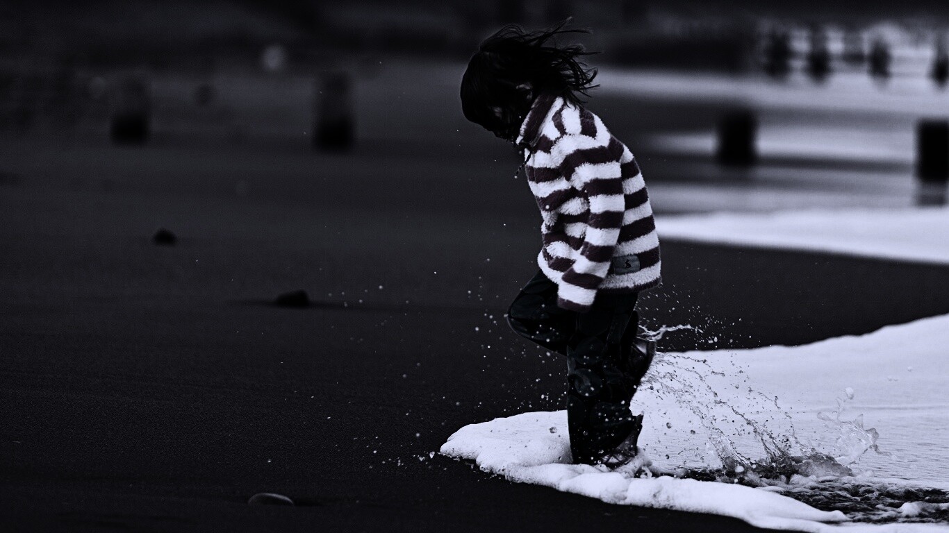 Ребенок и волна обои