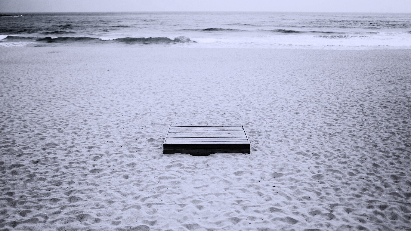 Ящик на пляже обои