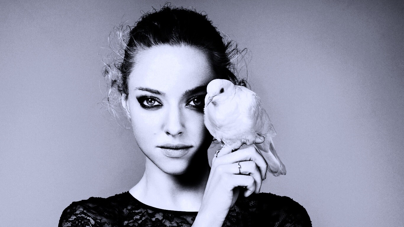 Девушка и попугай обои
