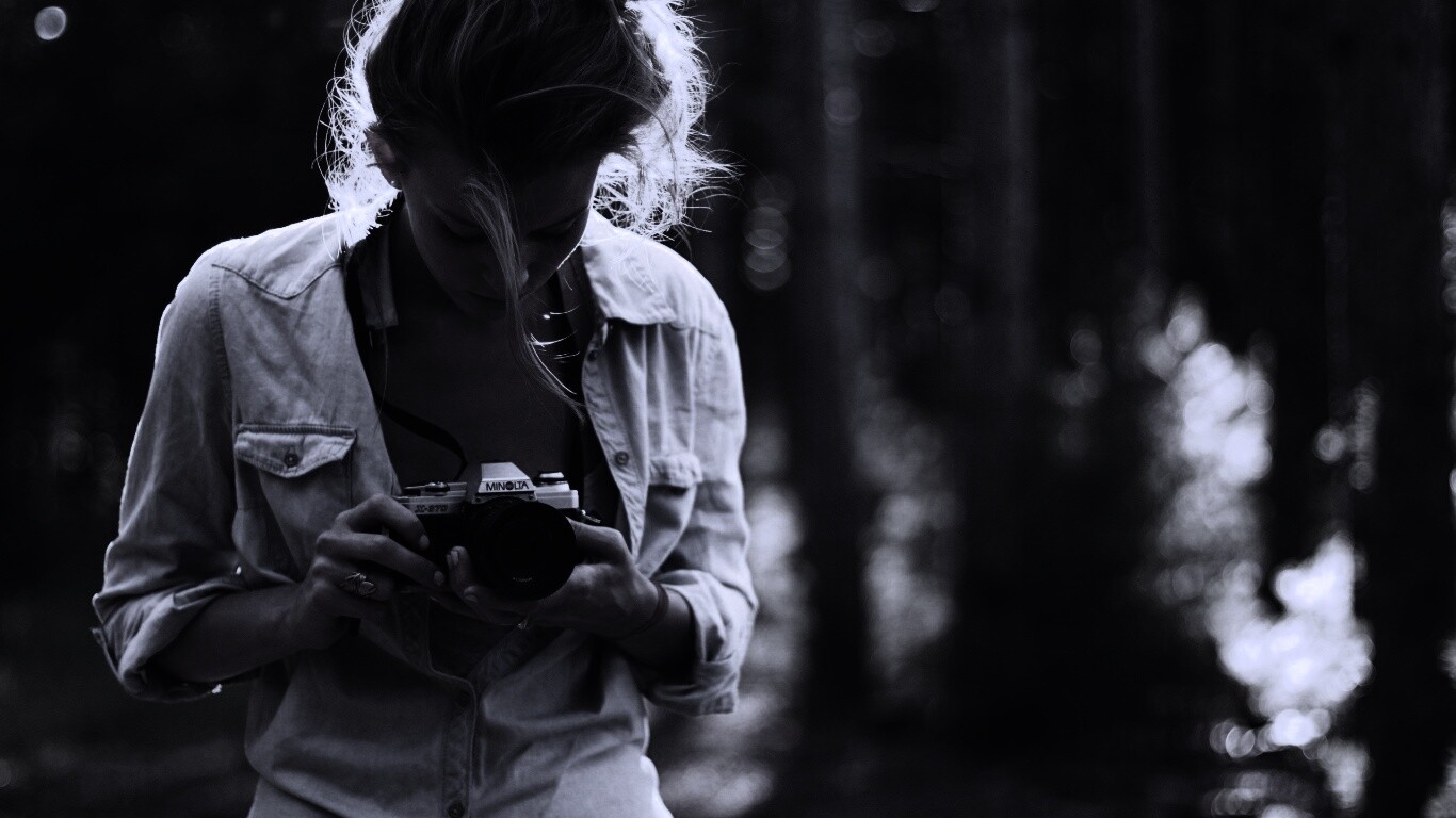 Девушка-фотограф обои