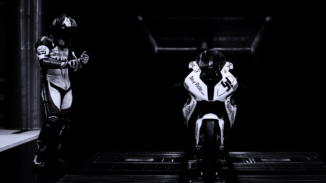 Мотоцикл на тестовом стенде обои