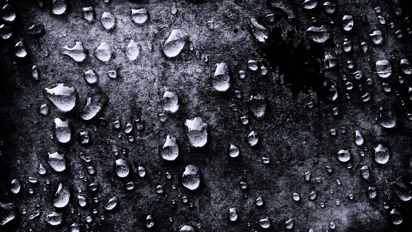 Кровавое пятно и капли воды обои