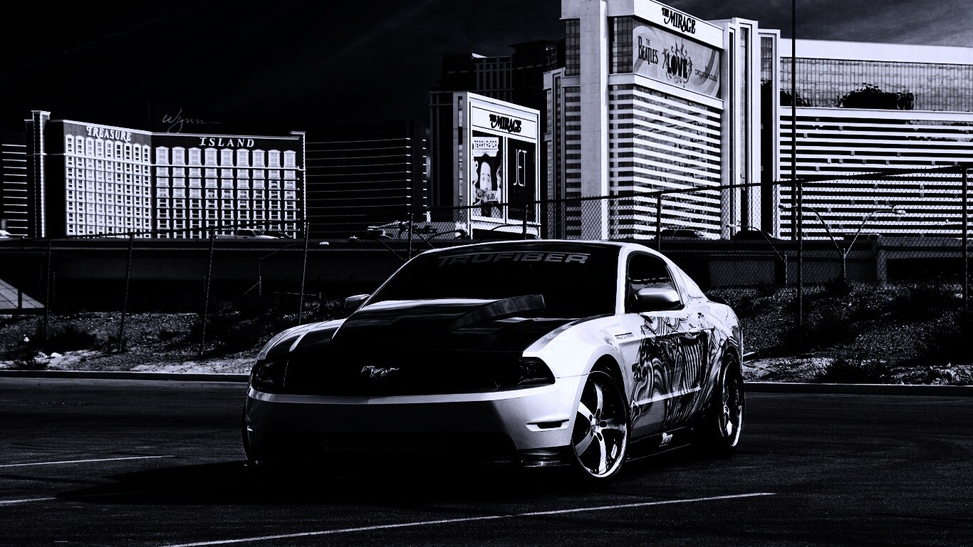 Мустанг на парковке обои