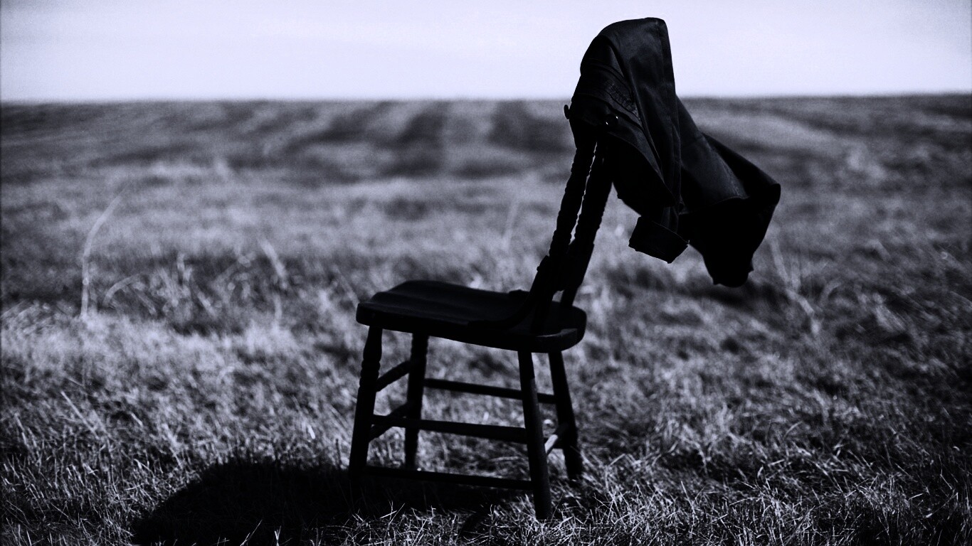 Стул в поле обои