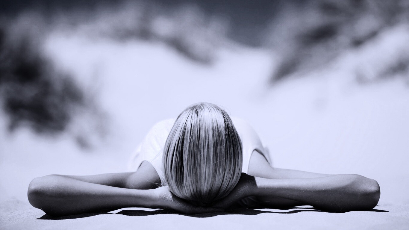 Девушка на солнце обои