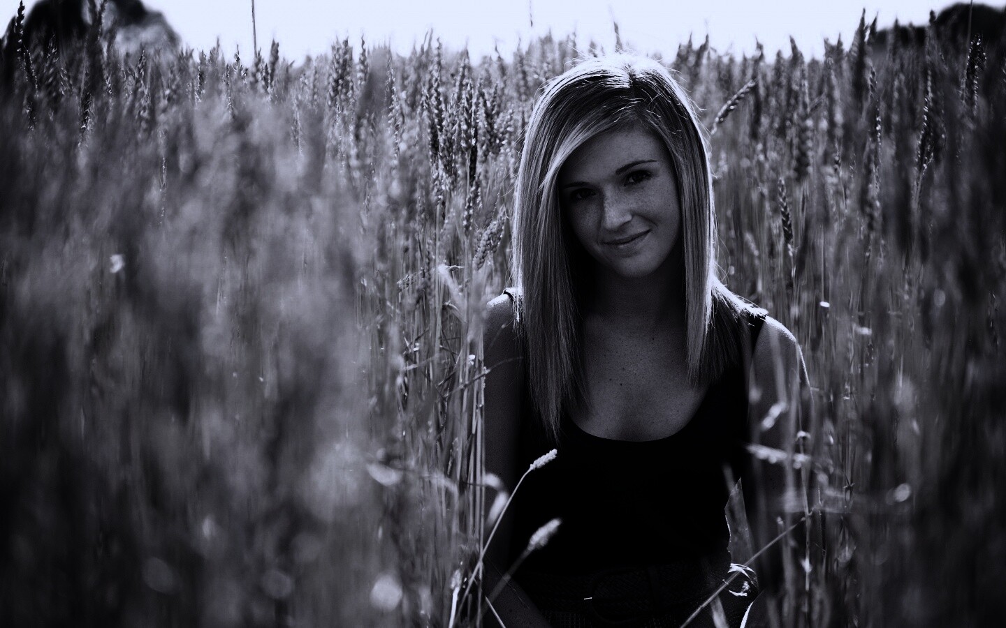 Девушка во ржи обои