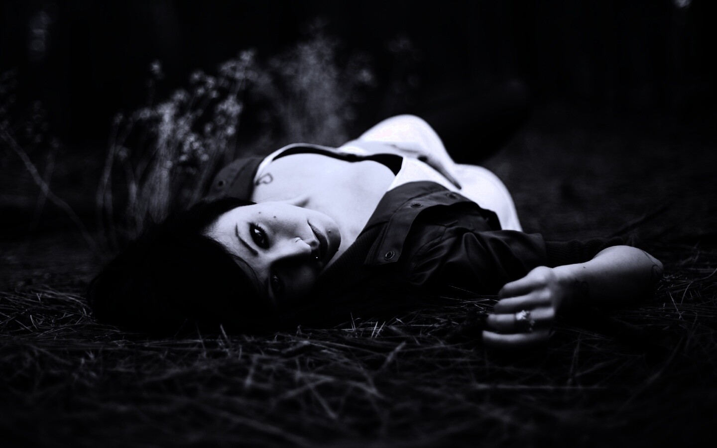 Лежащая на траве обои