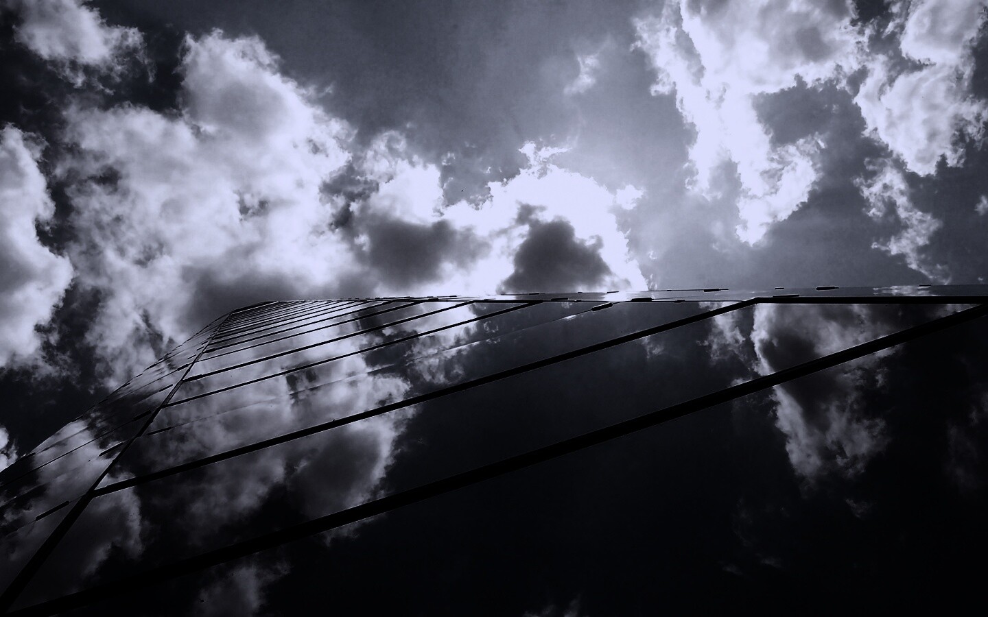 Стеклянный небоскреб уходящий в небо обои