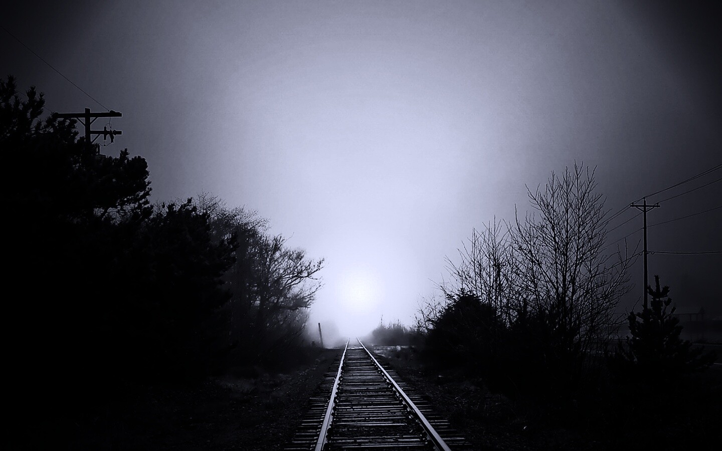 Железная дорога уходит в туман обои