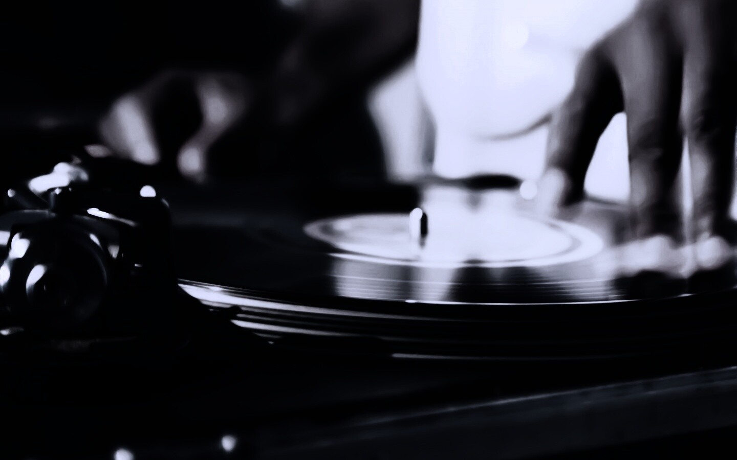 Винил на диджейском пульте обои