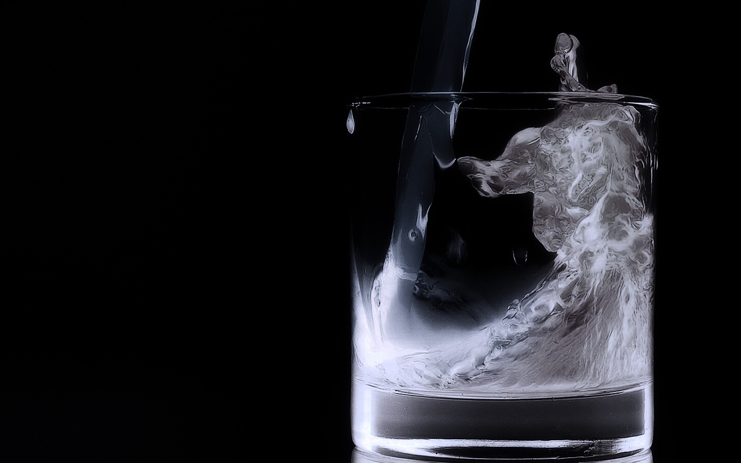Огонь и вода в стакане обои