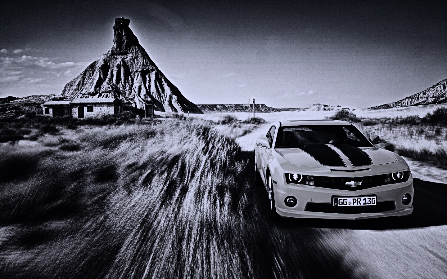 Камаро на пустынной дороге обои