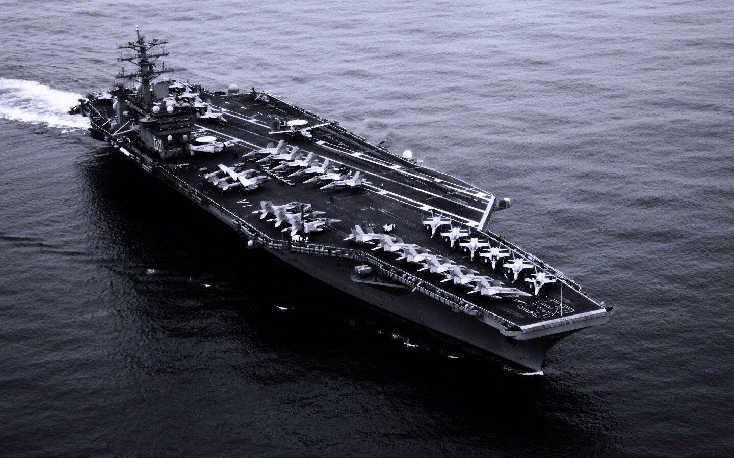 Авианосец в море обои