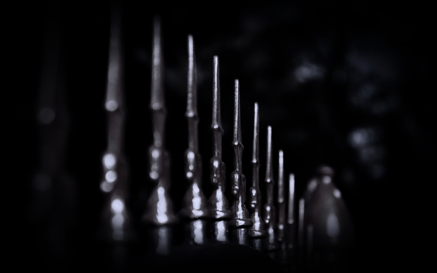 Оранжевые наконечники на ограде обои