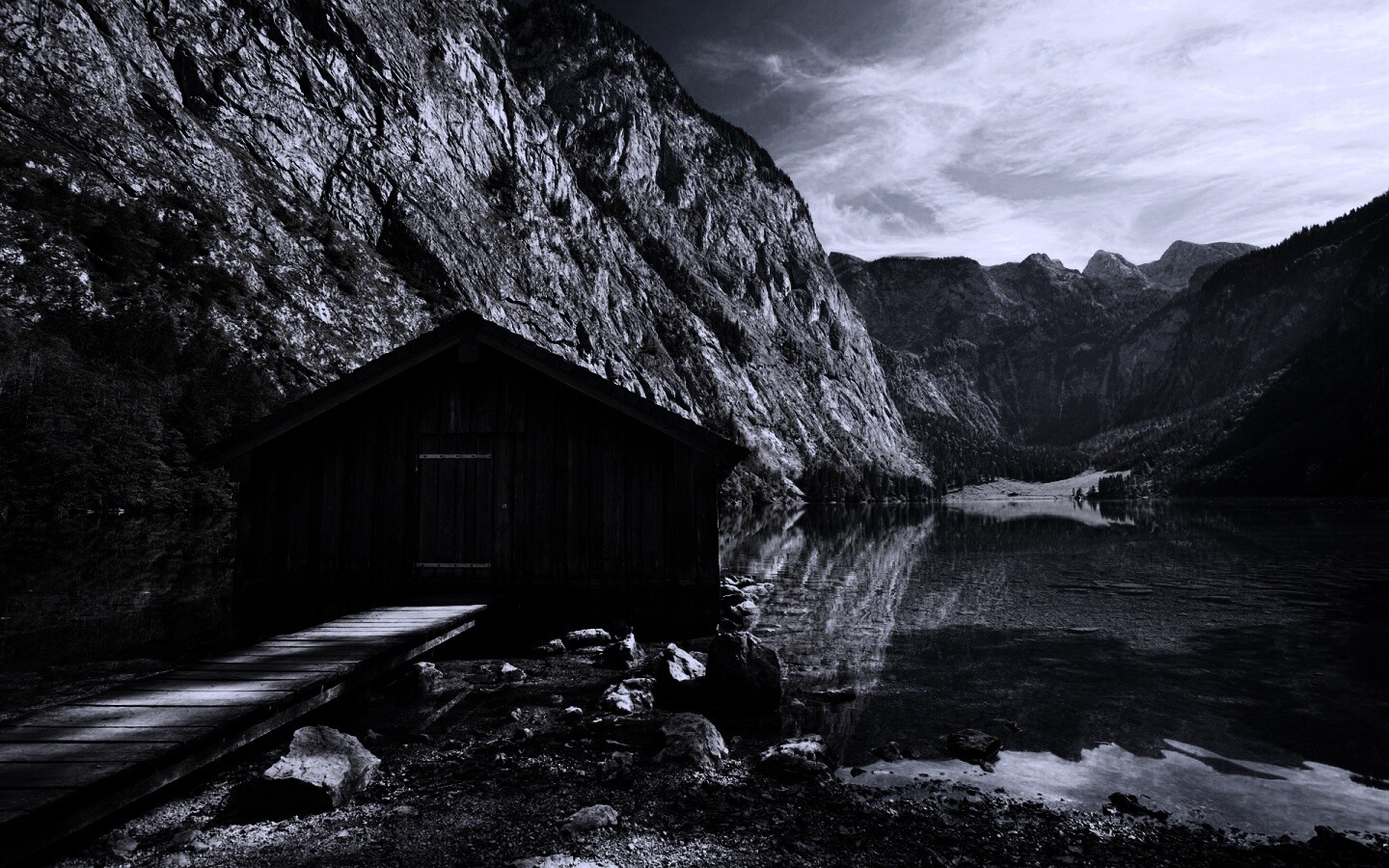 Лодный сарай на горном озере обои