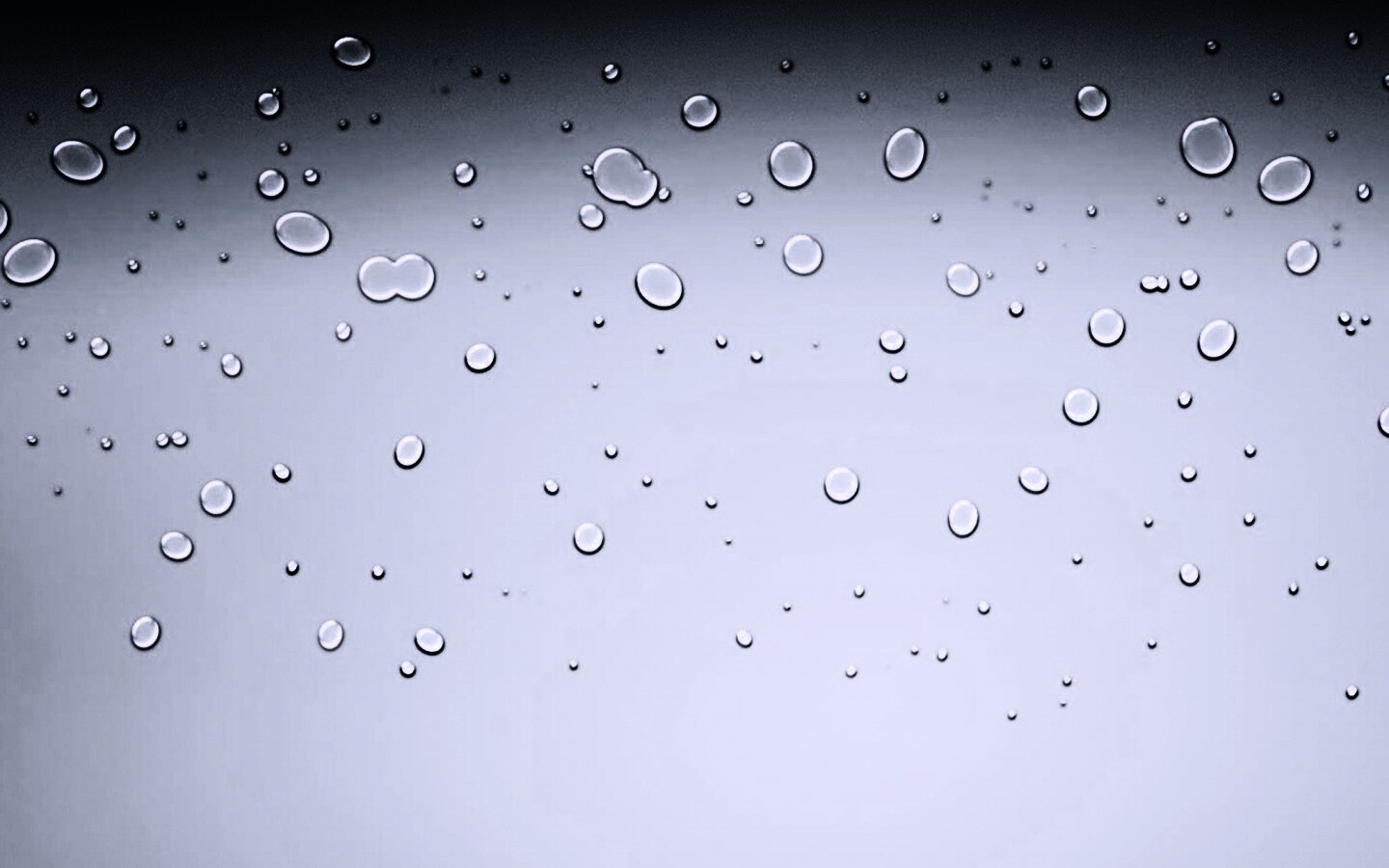 Капли на светлом фоне обои