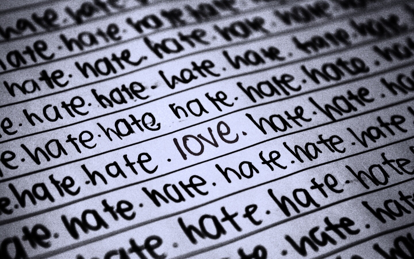 Любовь среди ненависти обои