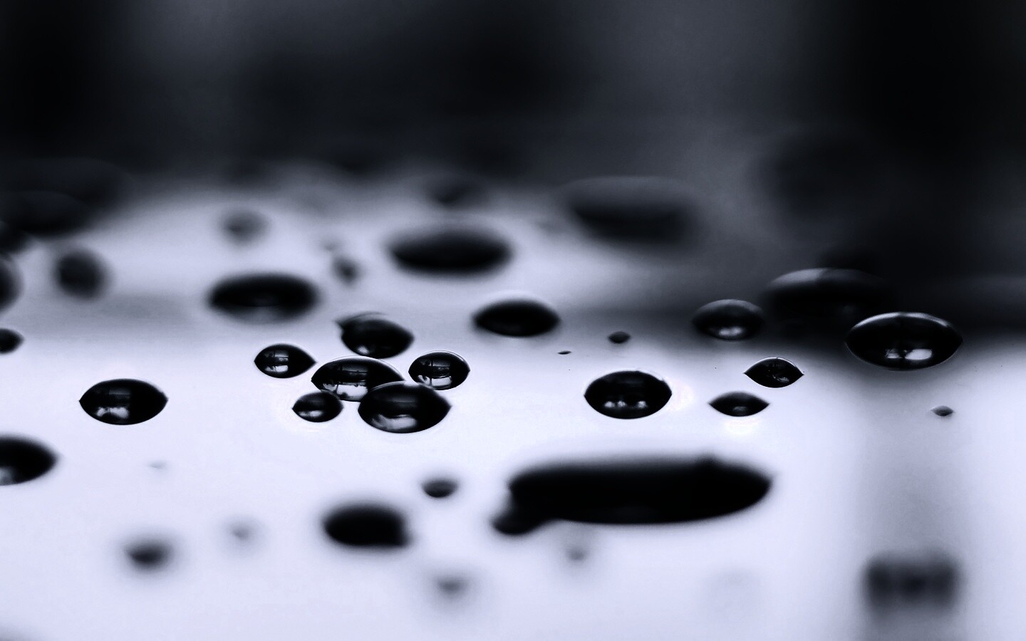 Темные капли на зеркальнйо поверхности обои