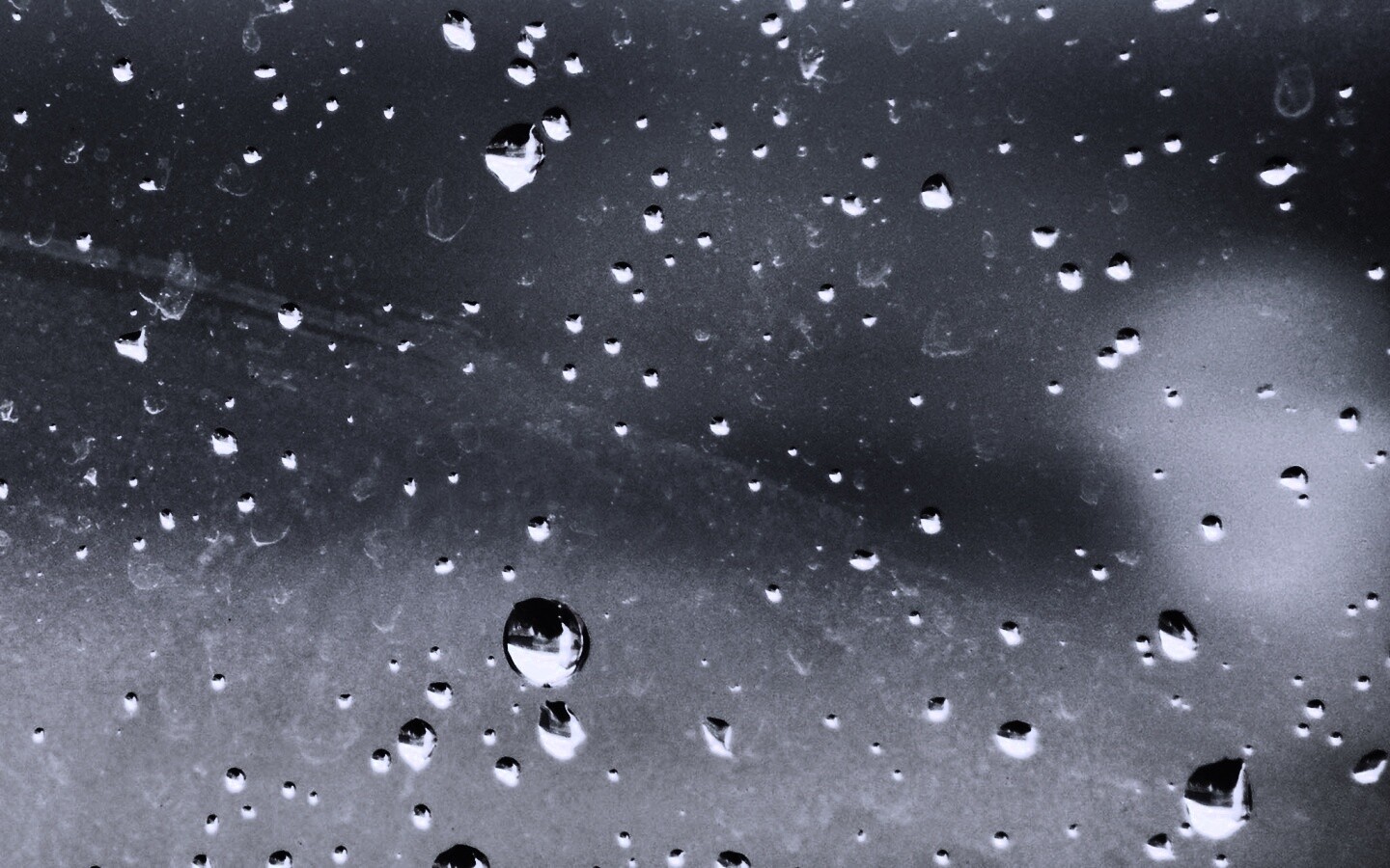 Капли на грязном стекле обои