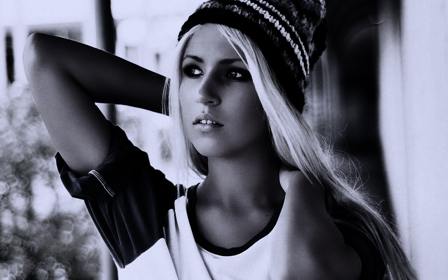 Блондинка в вязанной шапке обои