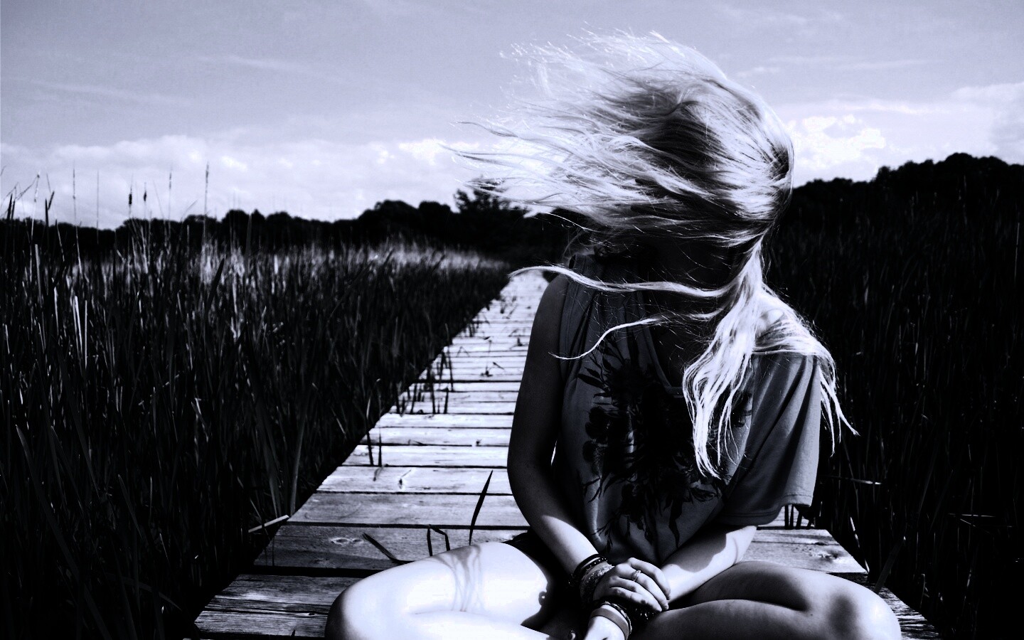 Девушка и ветер обои