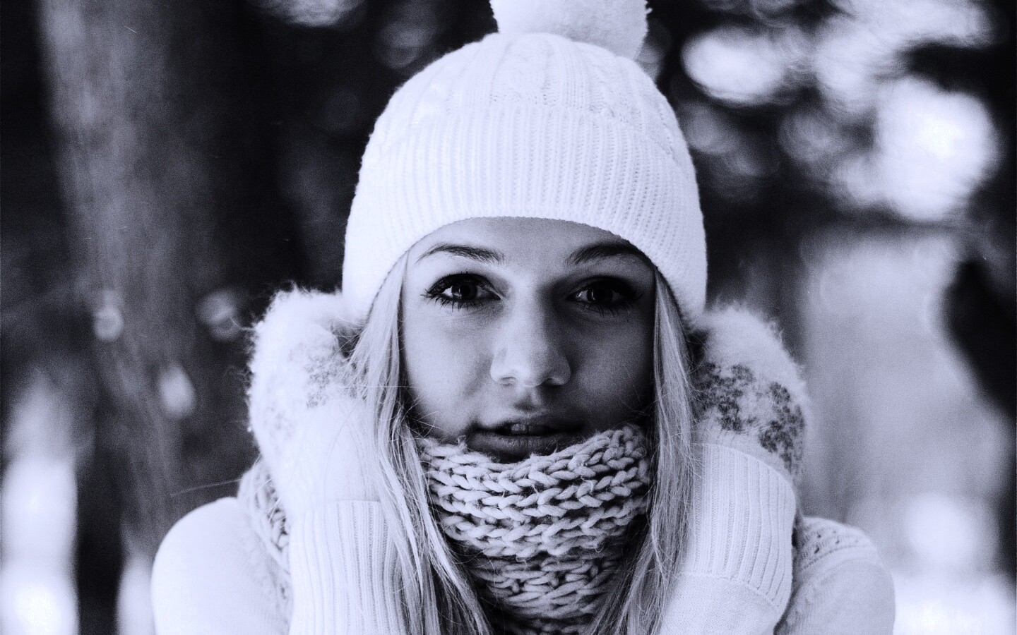 Девушка в белом в снежном лесу обои