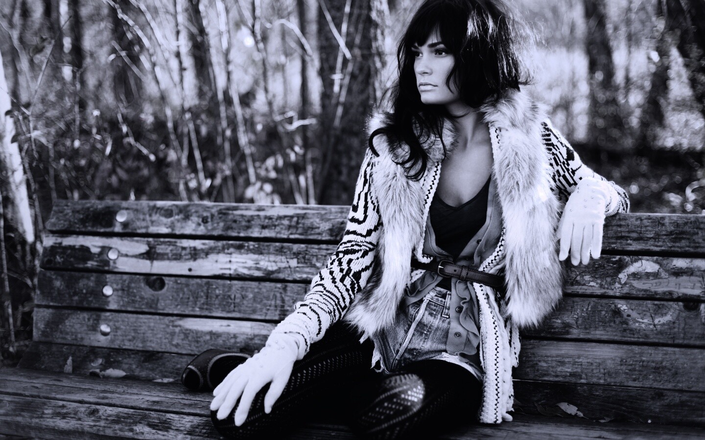 Красивая девушка сидит на скамейке обои