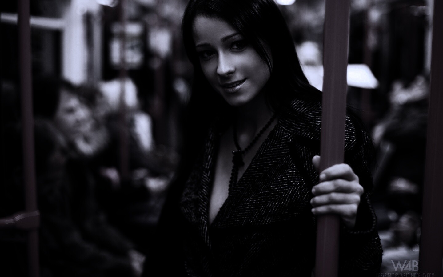 Девушка в метро обои