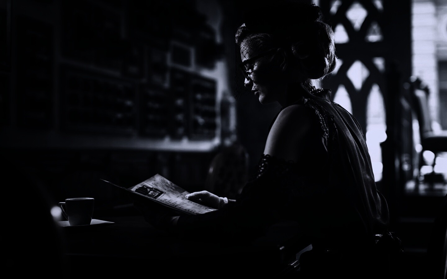 Витажная девушка в кафе обои