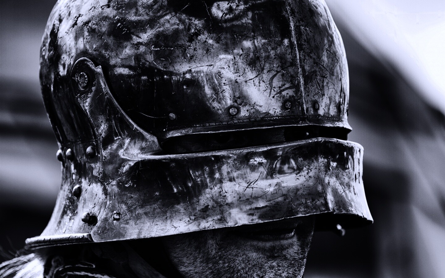 Человек в доспехах обои